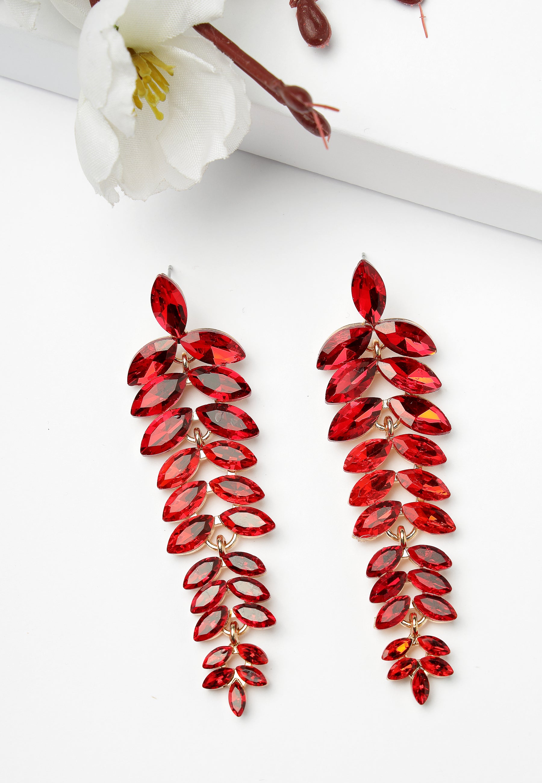 Pendants d'oreilles rouges en forme de feuille en cascade