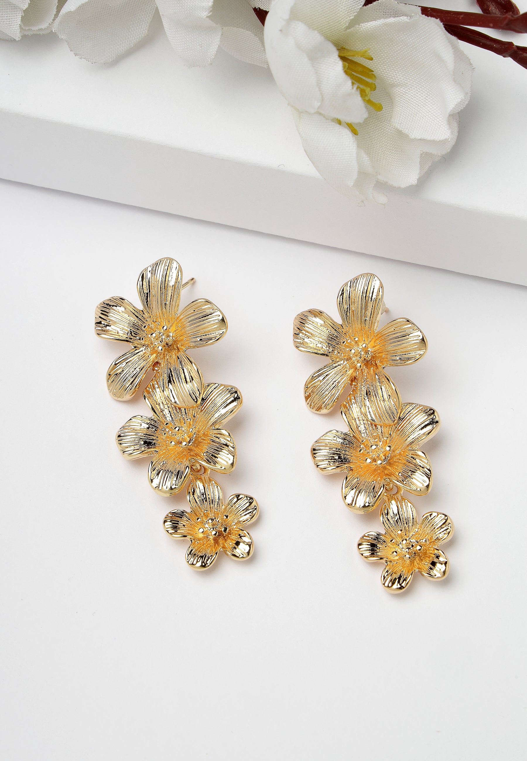 Pendientes florales de color oro de ley