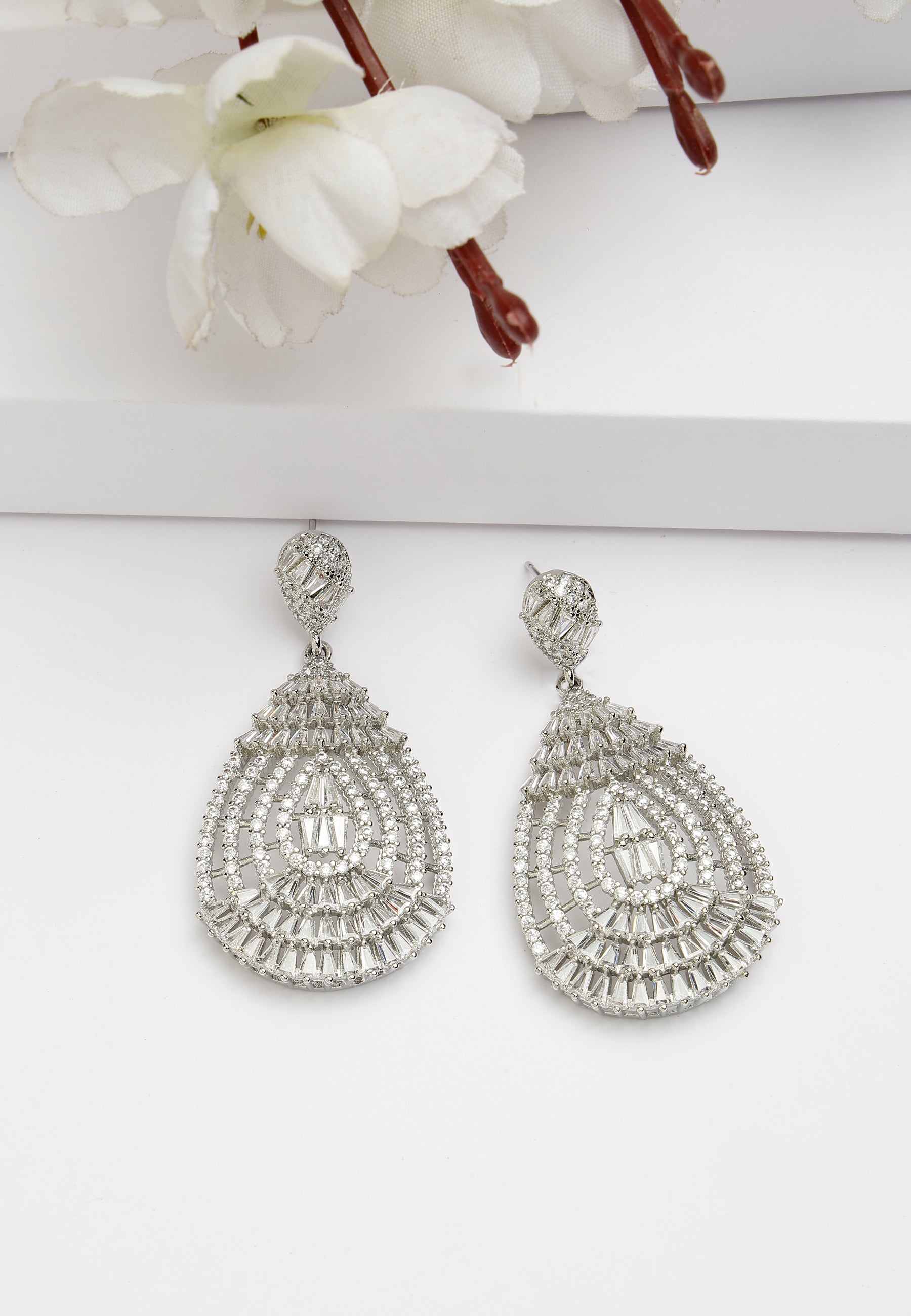 Hermosos aretes colgantes de circonitas huecas