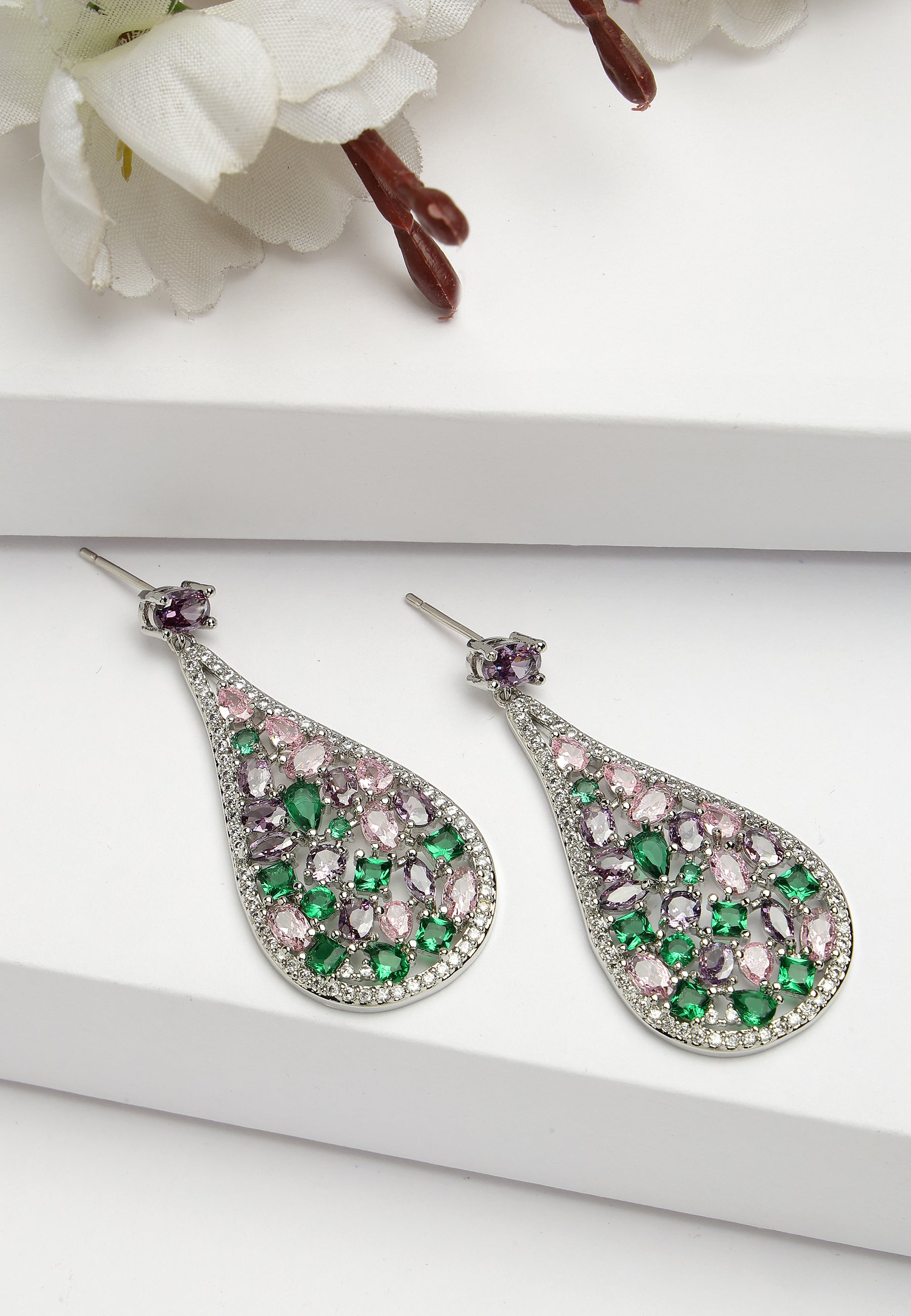 Boucles d'oreilles vintage en zircone florale