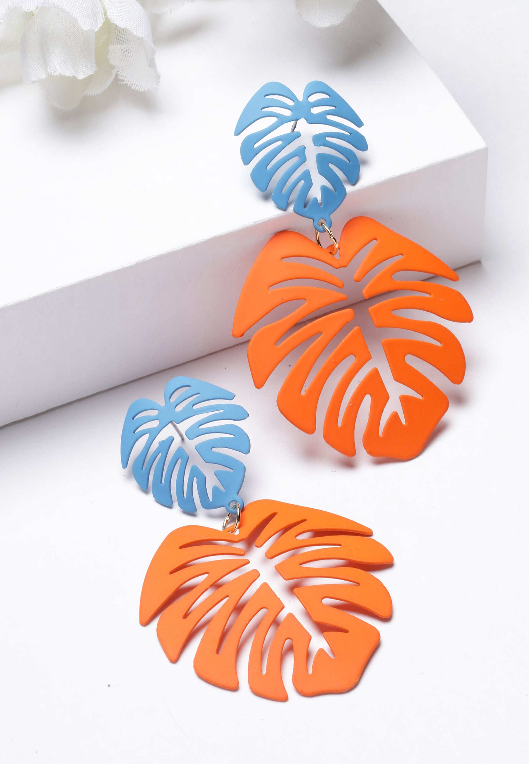 Orangefarbene Palmblatt-Ohrringe