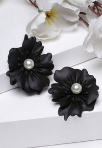 Kukkivat Daisy Black Studs -korvakorut