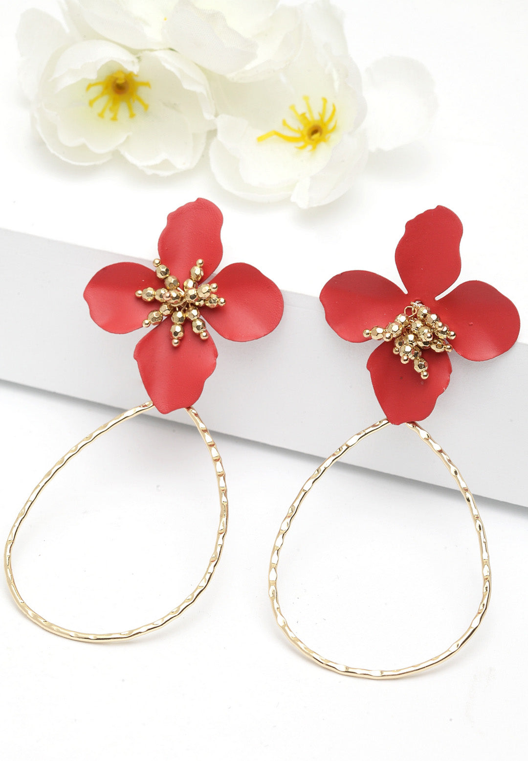 Plüsch-Ohrringe mit vergoldeten Blumen