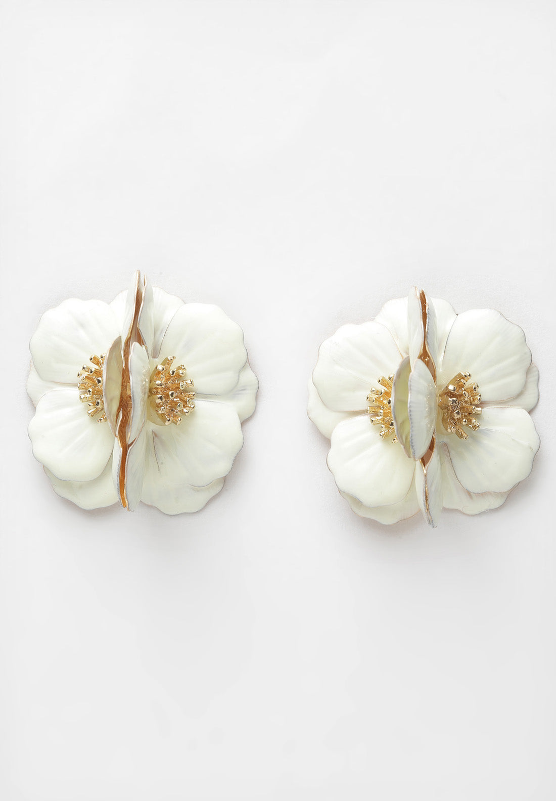 Orecchini metallici floreali bianchi