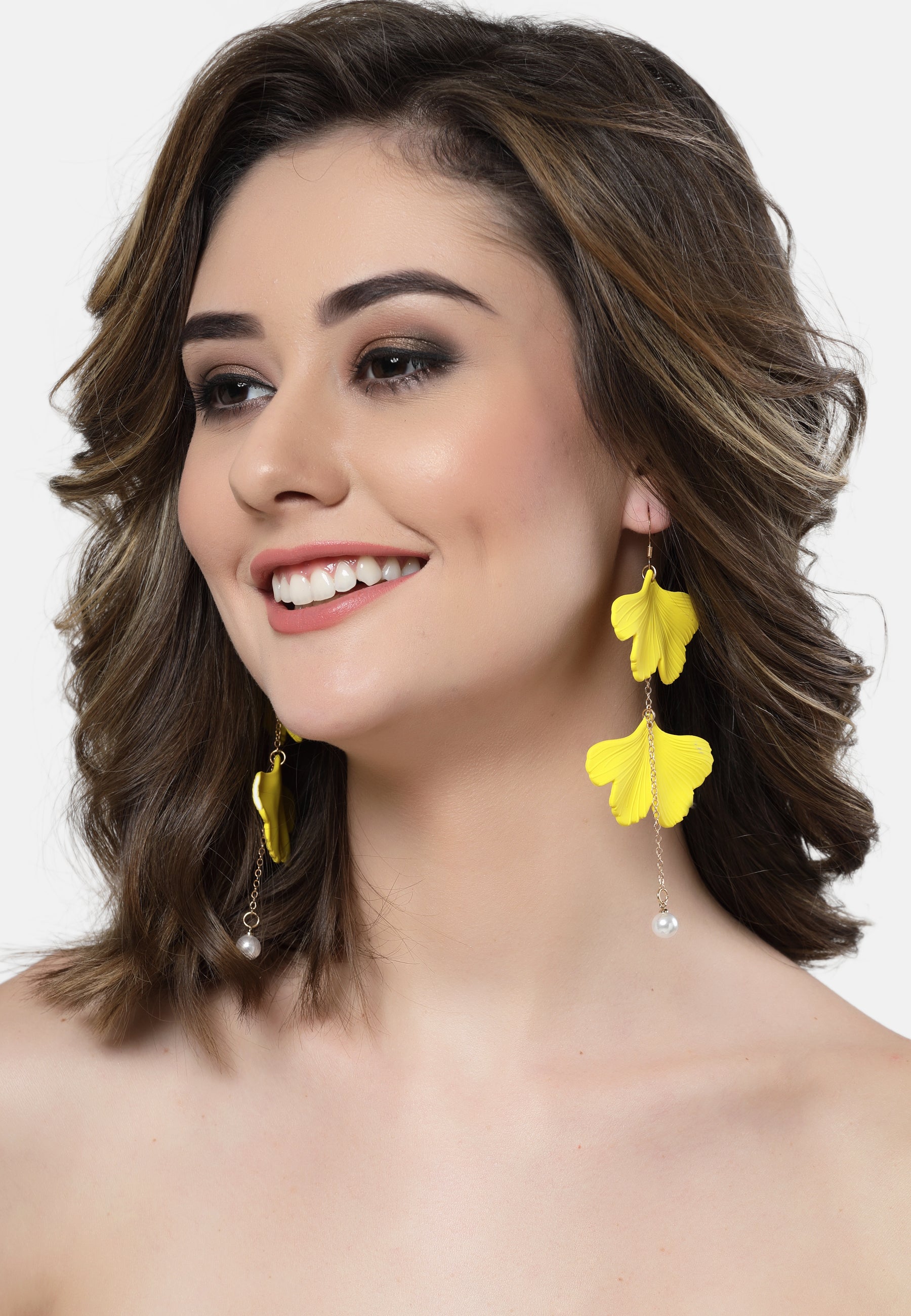 Plysch kronbladsformade långa örhängen i gult